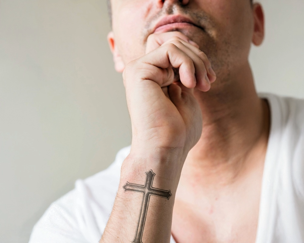 Patient with cross on his wrist.